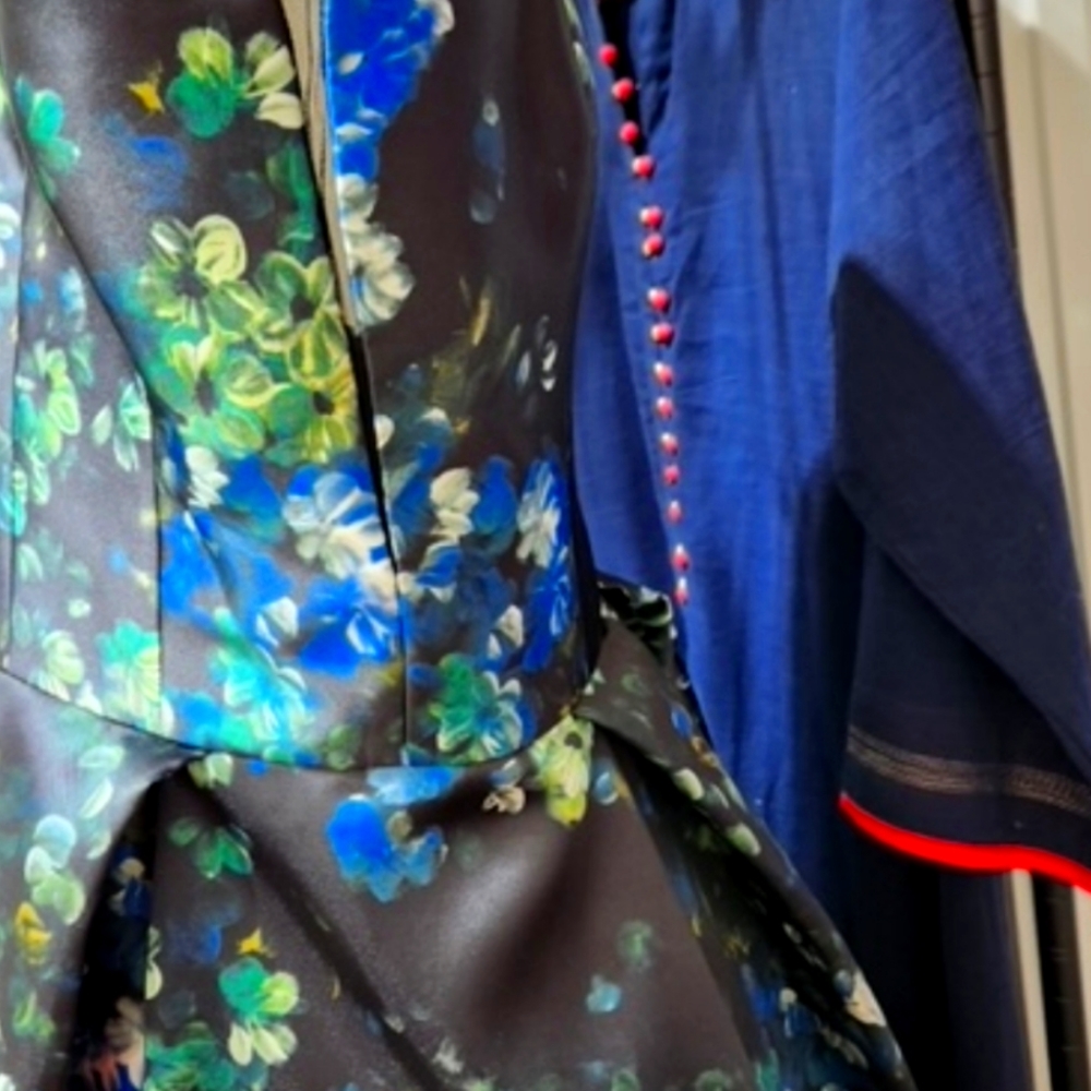 Stunning Amsale Mother of the Bride/Groom dress. - Picture 3 of 6